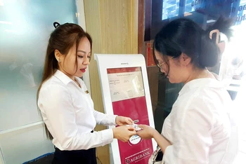 Người dân lấy số thứ tự để mua vàng miếng SJC tại chi nhánh Agribank.