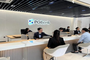 Giao dịch khách hàng tại PGBank.