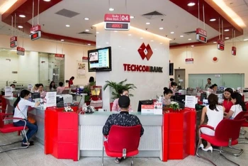 Khách hàng giao dịch tại chi nhánh Techcombank.