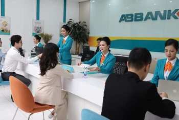 Khách hàng giao dịch tại chi nhánh ABBANK.