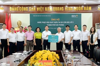 Ông Trần Xuân Hoàng, Phó Bí thư thường trực Đảng ủy, Ủy viên HĐQT BIDV, đại diện Ngân hàng trao kinh phí ủng hộ khắc phục hậu quả thiên tai do cơn bão số 3 tại thành phố Hải Phòng.