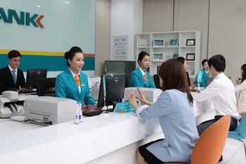 ABBANK giảm đến 0,7% lãi suất cho khách hàng vay sản xuất kinh doanh ngắn hạn và giảm đến 1,5% lãi suất cho khách hàng vay sản xuất kinh doanh trung/dài hạn.