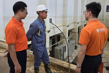 Cán bộ Ngân hàng SHB trực tiếp đến thăm hỏi, động viên đồng thời trao đổi, làm việc với các khách hàng nhằm nhanh chóng triển khai các phương án tái thiết hiệu quả.