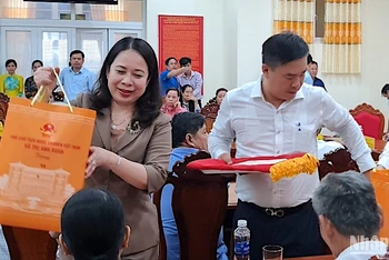 Phó Chủ tịch nước Võ Thị Ánh Xuân tặng quà cho các hộ gia đình chính sách huyện Ngọc Hiển (tỉnh Cà Mau) vào chiều 27/5.