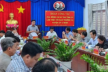 Bí thư Tỉnh ủy Cà Mau Nguyễn Tiến Hải (đứng) chỉ đạo tại buổi làm việc với Ban Thường vụ Huyện ủy U Minh vào chiều 31/5. 
