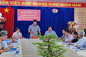 Bí thư Tỉnh ủy Cà Mau Nguyễn Tiến Hải (đứng) làm việc với cấp ủy, chính quyền xã Khánh Hội và chỉ ra các tồn tại cần khắc phục liên quan đến bến cá Khánh Hội.