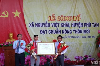 Lãnh đạo tỉnh Cà Mau trao quyết định công nhận xã Nguyễn Việt Khái đạt chuẩn nông thôn mới chiều 21/6.