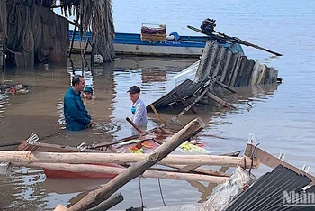 Hiện trường vụ sạt lở đất ven sông xảy ra tại xã Hàng Vịnh (huyện Năm Căn, tỉnh Cà Mau) vào khuya 5/7. 