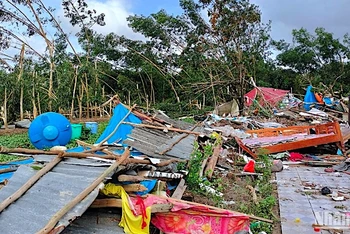 Nhà dân vùng nông thôn huyện U Minh, tỉnh Cà Mau bị sập, đổ do dông lốc.