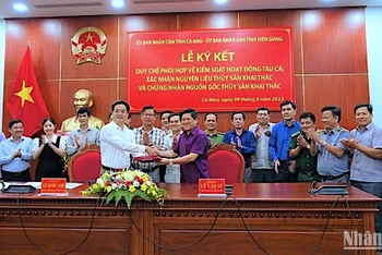 Đại diện lãnh đạo Ủy ban nhân dân tỉnh Cà Mau Kiên Giang ký kết, trao quy chế phối hợp vào chiều 9/8.