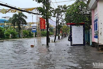 Từ sáng 3/10, Cà Mau tiếp tục có mưa lớn khiến đường xá chưa thoát nước kịp tiếp tục bị ngập chìm trong nước. 