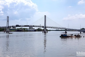 Cầu treo dân sinh bắc ngang thị trấn Trần Văn Thời khi chưa bị hư hỏng.
