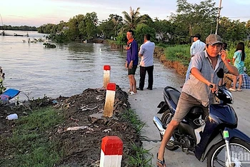 Một đoạn đường ô-tô về trung tâm xã Nguyễn Huân (huyện Đầm Dơi, tỉnh Cà Mau) bị sạt lở hoàn toàn xuống sông vào đầu tháng 7/2023.