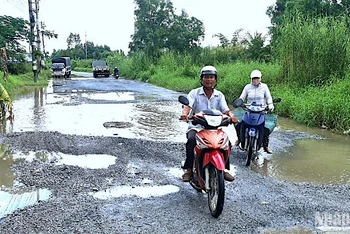 Tuyến đường Mậu Thân trong nội ô thành phố Cà Mau xuống cấp trầm trọng và thường xuyên bị ngập nước.