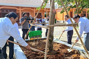 Đồng chí Lê Hoài Trung và lãnh đạo tỉnh Cà Mau trồng cây lưu niệm tại cụm Bia Ban Ấn loát đặc biệt Nam Bộ và Bia Nhiếp - Điện ảnh giải phóng miền Tây Nam Bộ. 