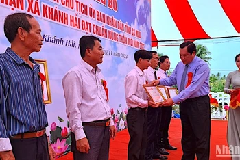 Phó Chủ tịch Ủy ban nhân dân tỉnh Cà Mau Lâm Văn Bi tặng bằng khen của Chủ tịch Ủy ban nhân dân tỉnh cho tập thể, cá nhân có nhiều tích trong xây dựng nông thôn mới.