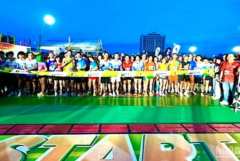 Đông đảo vận động viên tham gia giải đua Marathon về chủ đề “Hương rừng U Minh” tổ chức tại Cà Mau vào rạng sáng 26/11.