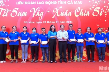 Đại diện lãnh đạo tỉnh Cà Mau và Liên đoàn Lao động tỉnh trao quà tặng Tết cho đoàn viên, người lao động có hoàn cảnh khó khăn.