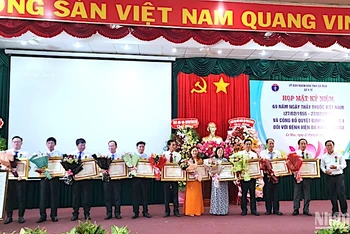 Trao Bằng khen của Thủ tướng Chính phủ cho nhiều cá nhân tại buổi họp mặt 69 năm Ngày Thầy thuốc Việt Nam tại Cà Mau vào chiều 22/2.