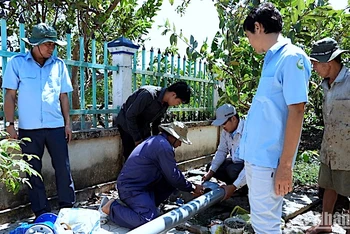 Đơn vị chức năng Cà Mau mở rộng tuyến ống nhánh dẫn nước về “giải khát” cho cư dân vùng nông thôn đang thiếu nước sinh hoạt.