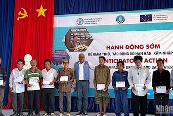 Đại diện tổ chức FAO tại Việt Nam trao hỗ trợ bằng tiền mặt cho người dân chịu ảnh hưởng bởi hạn-mặn tại Cà Mau.