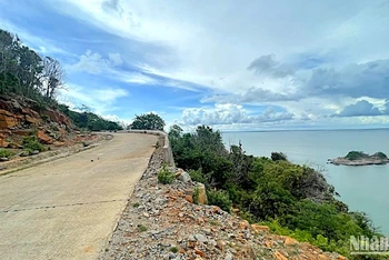 Một góc cụm đảo Hòn Khoai (huyện Ngọc Hiển, tỉnh Cà Mau) nhìn ra biển, được định hướng kêu gọi đầu tư cảng biển nước sâu.