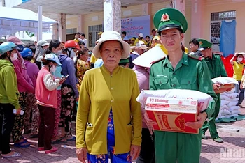 Hỗ trợ quà cho hộ nghèo, hộ có hoàn cảnh khó khăn xã Khánh Tiến, huyện U Minh, tỉnh Cà Mau.