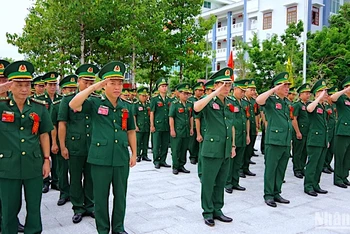 Các đại biểu dâng hoa tượng đài Bác Hồ với chiến sĩ Biên phòng tại khuôn viên Bộ Chỉ huy Bộ đội Biên phòng Cà Mau.