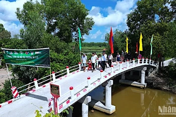 Kết nối đôi bờ tây kênh Cái Tàu ở miệt rừng tràm xã Khánh Thuận (huyện U Minh) nhờ Chương trình “Cầu nối yêu thương”.