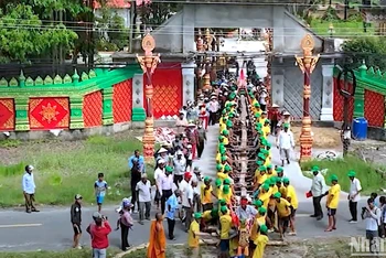 Nghi thức hạ thủy ghe Ngo tại di tích lịch sử quốc gia chùa Cao Dân (xã Tân Lộc, huyện Thới Bình, tỉnh Cà Mau).