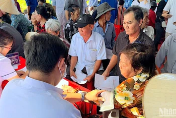 Đoàn thiện nguyện khám bệnh, cấp thuốc miễn phí cho người dân thị trấn Sông Đốc, huyện Trần Văn Thời, tỉnh Cà Mau.