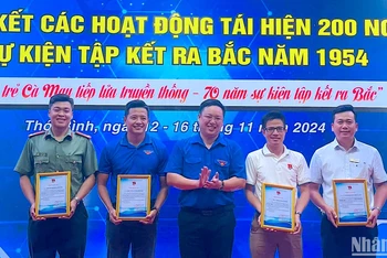 Phó Bí thư Tỉnh đoàn Cà Mau Nguyễn Ngọc Thuận (giữa) trao thưởng cho các đội thi đạt thành tích tốt trong các hoạt động tái hiện 200 ngày sự kiện tập kết ra bắc.