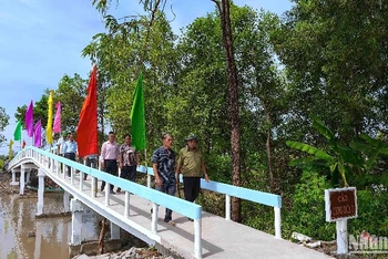 Cầu Lung Dừa do Báo Nhân Dân vận động hỗ trợ vừa hoàn thành nối đôi bờ vùng quê xã Tân Đức và Tạ An Khương Đông.