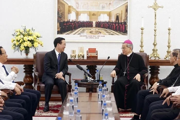 Chủ tịch nước Võ Văn Thưởng thăm và làm việc với Hội đồng Giám mục Việt Nam. (Ảnh: Thống Nhất/TTXVN)