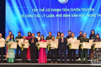 Các đơn vị có thành tích nổi bật trong hoạt động tuyên truyền cho công tác lý luận, phê bình văn học, nghệ thuật trong năm 2023. (Ảnh: THỦY NGUYÊN)