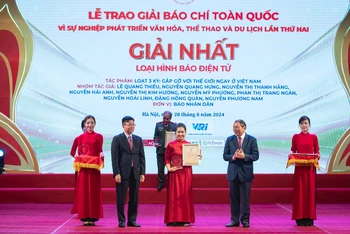 Đại diện nhóm tác giả Báo Nhân Dân nhận giải Nhất loại hình báo điện tử.