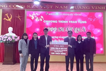 Lãnh đạo ngân hàng Agribank chi nhánh Bắc Yên Bái trao 500 triệu đồng cho Ủy ban Mặt trận tổ quốc Việt Nam tỉnh Yên Bái.