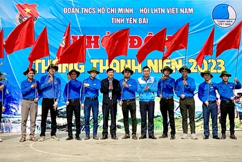 Trao cờ cho các đội thanh niên tình nguyện tại huyện Văn Yên, tỉnh Yên Bái.