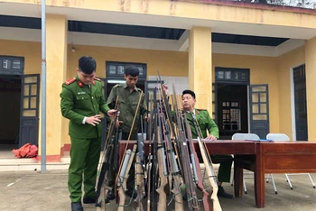 Công an xã Quang Minh, huyện Văn Yên (Yên Bái) kiểm đếm vũ khí tự chế.