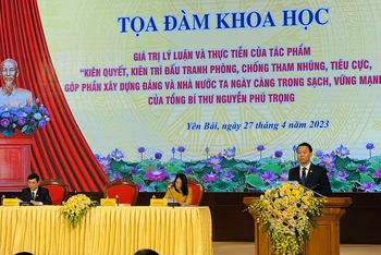 Bí thư Tỉnh ủy Đỗ Đức Duy phát biểu tại hội thảo.