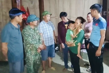 Lãnh đạo xã Phong Dụ Hạ đến động viên gia đình nạn nhân bị nước lũ cuốn trôi.