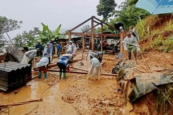 Các lực lượng hỗ trợ người dân di dời nhà ở tại huyện Mù Cang Chải có nguy cơ bị vùi lấp.
