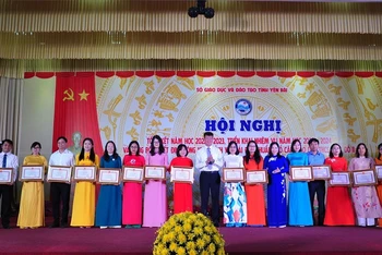 Chủ tịch Ủy ban nhân dân tỉnh Yên Bái Trần Huy Tuấn trao bằng khen cho các tập thể, cá nhân có thành tích xuất sắc trong năm học 2022-2023.