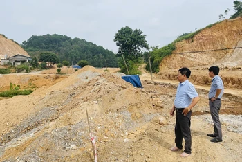 Lãnh đạo xã Phú Thịnh, huyện Yên Bình đi kiểm tra tại hiện trường đang mở đường giao thông nông thôn tại đầm Bùng.
