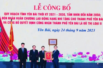 Trao các quyết định của Chính phủ đối với tỉnh Yên Bái.