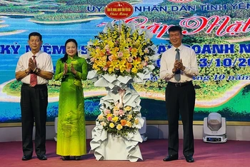 Chủ tịch Ủy ban nhân dân tỉnh Trần Huy Tuấn tặng hoa chúc mừng các doanh nghiệp trong tỉnh Yên Bái.