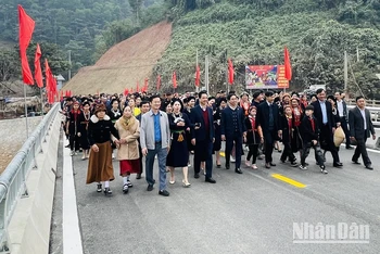 Nhân dân huyện Lục Yên (Yên Bái) hân hoan trong lễ thông cầu Tô Mậu. (Ảnh: THANH SƠN)