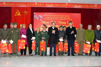 Tặng quà cho các gia đình chính sách tại huyện Yên Bình. (Ảnh: THANH SƠN).