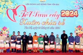 Chủ tịch Ủy ban nhân dân tỉnh Trần Huy Tuấn trao quà Tết cho người lao động. (Ảnh: THANH SƠN)