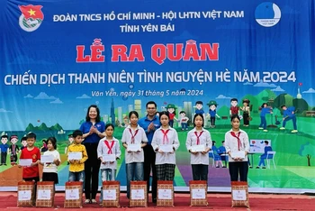 Tặng quà cho học sinh nghèo vượt khó. (Ảnh: THANH SƠN)